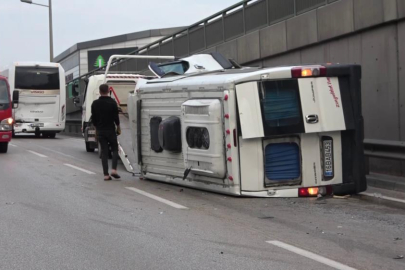 Bursa’da kontrolden çıkan ticari minibüs devrildi