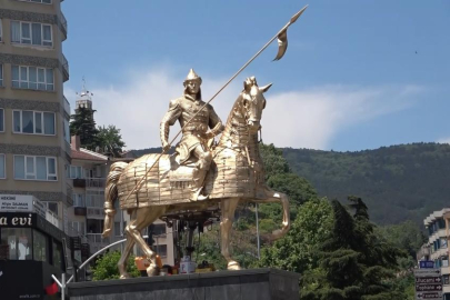 Bursa'da ‘Osmangazi Heykeli’ yeni rengine kavuştu