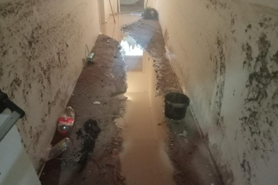 Ankara'da sağanak hayatı felç etti, taşan sular dairelerden boşaldı