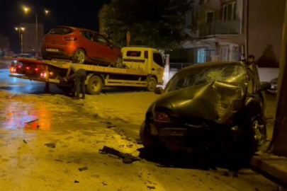 Bursa'da 2 otomobil kafa kafaya çarpıştı: 4 yaralı