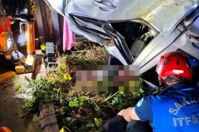 D-100’de feci kaza: Hurdaya dönen otomobilin altında can verdi