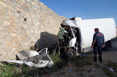 Minibüs alt geçide düştü: 1 ölü, 1 yaralı