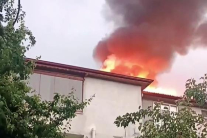 Yıldırım düşen evin çatısı alev aldı