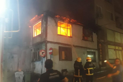 Bursa’da 2 katlı ahşap ev alev alev yandı