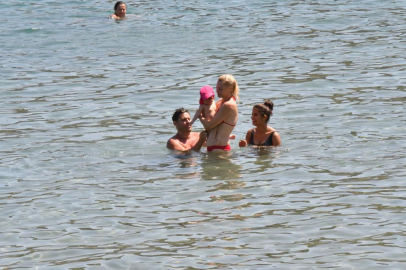 Seray Sever çocuklarıyla denizde doyasıya eğlendi
