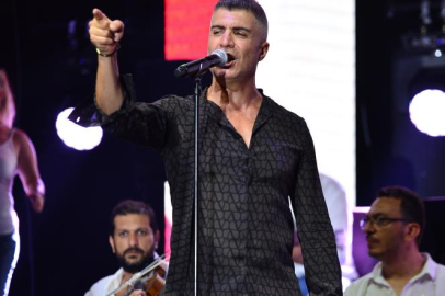 Özcan Deniz, Orhan Gencebay’ın doğum gününü sahneden kutladı