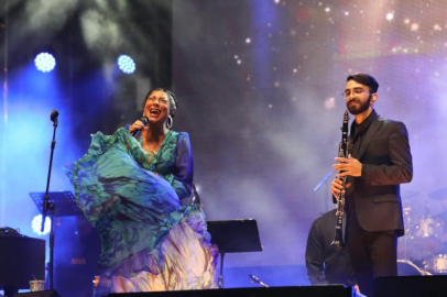 Işın Karaca ve Can Gox sahne performansları ile göz doldurdu