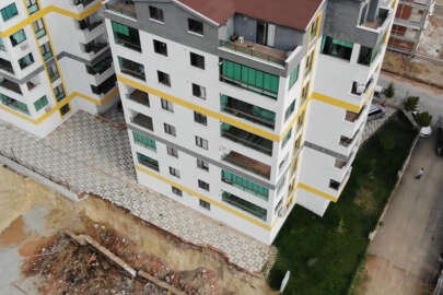 Bursa'da 8 katlı sitenin istinat duvarı çöktü!