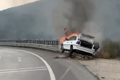 Bursa'da bariyerlere giren otomobil alev alev yandı