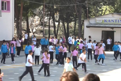 Bursa'da molozlar ve enkazların yanında eğitim...