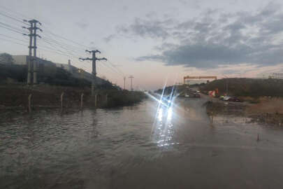Bursa Gemlik’te sel suları yolu kapattı...