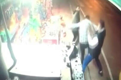 Bursa'da bıçakla çevreye zarar verdi, gençlerden kaçamadı