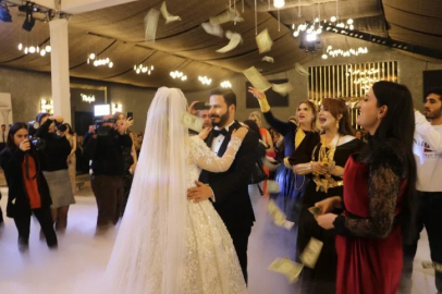 Aşiret düğününde geline takılan altın ve paralar dudak uçuklattı