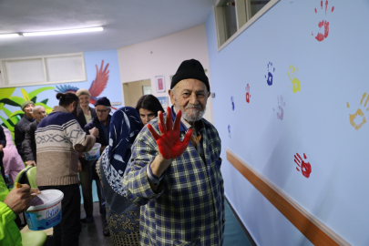 Bursa'da Huzurevi sakinleri duvarları tuvale dönüştürdü