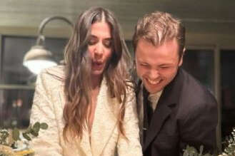 Tolga Sarıtaş ve Zeynep Mayruk nişanlandı!