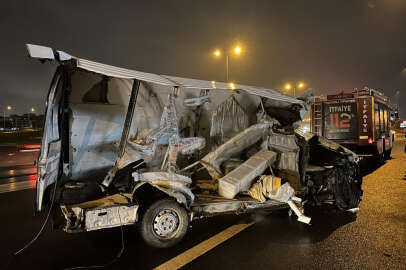 TEM’de tıra çarpan panelvan ikiye bölündü