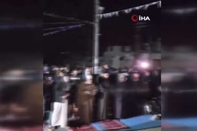 Gazze’de İsrail bombardımanı altında ilk teravih namazı kılındı