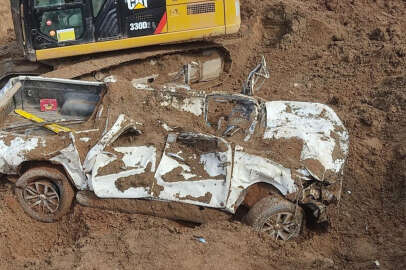 İliç’teki maden ocağında toprak altında kalan pikaba ulaşıldı