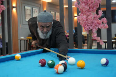 68 yaşındaki Turgut Dede, bilardo tutkusunu 35 yıldır sürdürüyor