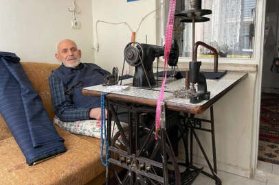 Bursa'da 70 yıllık mesleğine evinin balkonundan devam ediyor