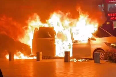 Başkan adayı gençlerle halay çekerken, VIP makam minibüsü alev alev yandı