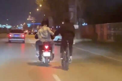 Bursa'da tehlikeli anlar...Motosiklet ile bisikleti çekti