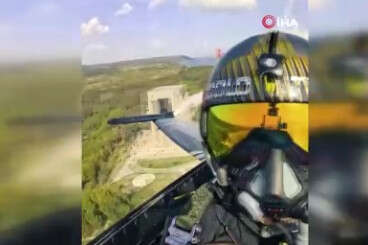 SOLOTÜRK Çanakkale Şehitlerini selamladı