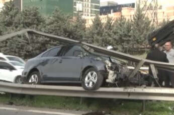 Direksiyon başında fenalaştı, bariyerlere girdi