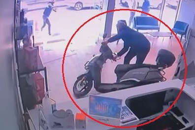 Bursa'da elini gaz pedalında unutunca dükkana daldı...