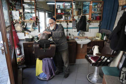 Bursa'da 100 yıllık dükkanında ömrünü mesleğine adadı