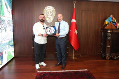 Bursa'da şüpheliyi yakalayan vatandaşa Emniyet Müdürü'nden ödül