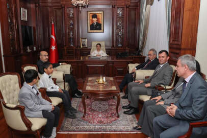 Bursa'nın çocuk valisi makamına oturdu