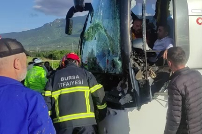 Bursa'da yolcu otobüsü tıra çarptı, faciadan dönüldü