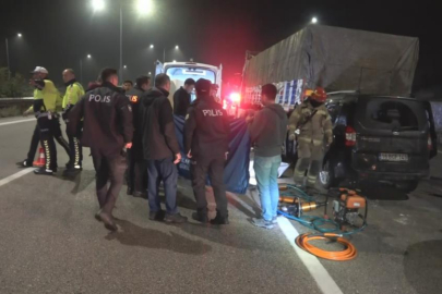 Bursa'da hafif ticari araç tıra ok gibi saplandı: 1 ölü