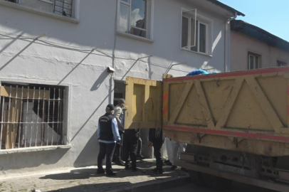 Bursa'da mahalleliyi bezdiren evden 3 kamyon çöp çıktı