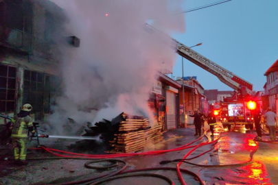 Bursa’da 2 katlı mobilya imalathanesinde yangın