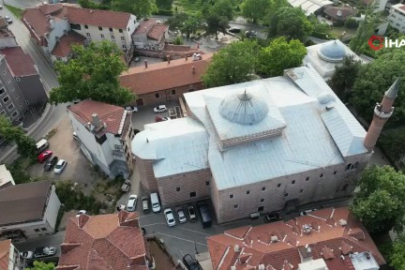 Bursa'da tarihi cami ucube yapıların arasında kurtarılmayı bekliyor