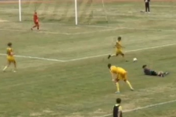 Futbolu bırakıp yumruklaştılar, maçta 16 kırmızı kart çıktı