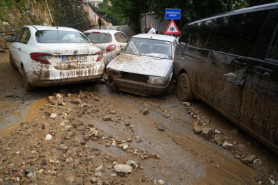 Bursa'da taşan dere araçları böyle önüne kattı...