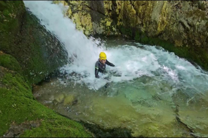 Bursa'da termometre 40 dereceyi gösterirken onlar şelalelerin altına girip serinliyor
