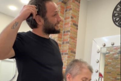 Kanser olan müşterisine destek olmak isteyen kuaför kendi saçını da kazıdı