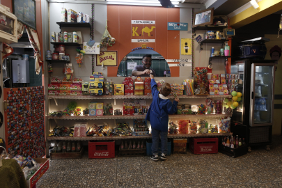 Bursa'da bu bakkalı ziyaret edenler 90'lara gidiyor