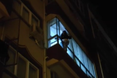 Pencereden kendini sarkıtan kadın, polisin 'Herkes senin şarkılarından mutlu' sözüyle ikna oldu