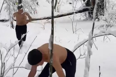 Uludağ'da dondurucu soğukta iki arkadaşın kar banyosu keyfi