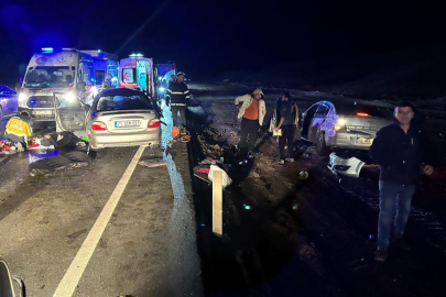 Kafa kafaya çarpışan iki otomobil hurdaya döndü: 1 ölü, 6 yaralı
