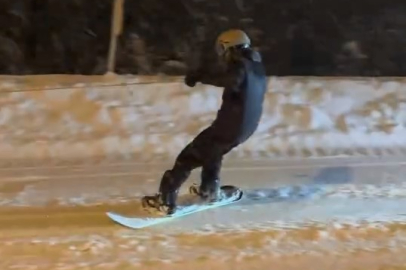 Uludağ'dan şehre snowboard ile indi