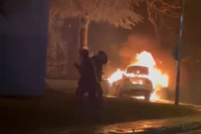 Bursa'da sitenin duvarına çarpan otomobil alev alev yandı