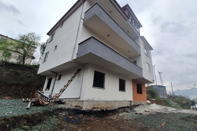 Toprak kayması 3 katlı binada çatlaklar oluşturdu, 6 kişilik aile evsiz kaldı