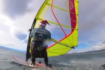 Bursa'da buz gibi havada gölde sörf yaptı