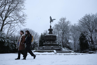 İngiltere’de sokaklar beyaza büründü, uçuşlar askıya alındı